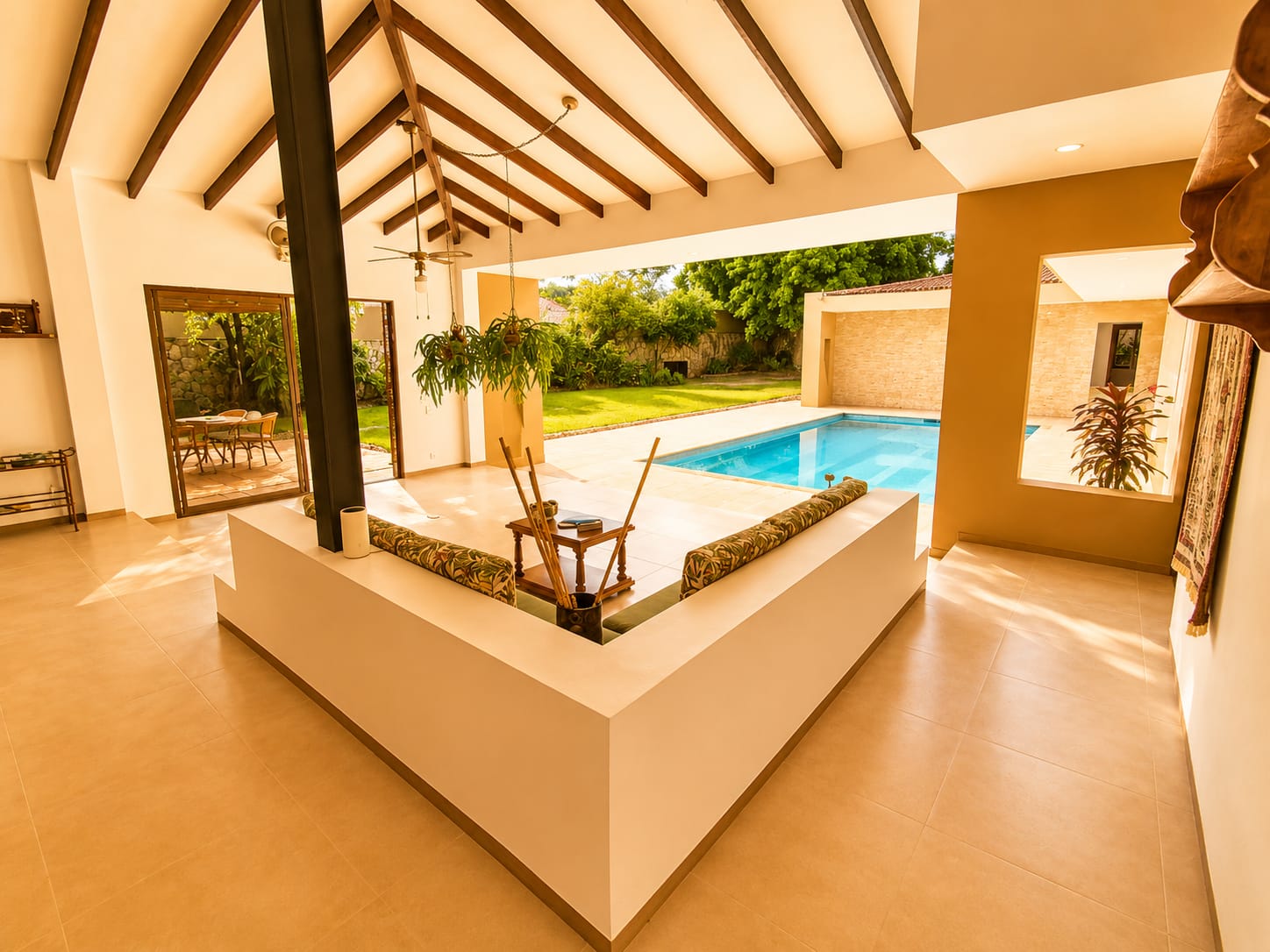 Sala con vigas de madera y piscina